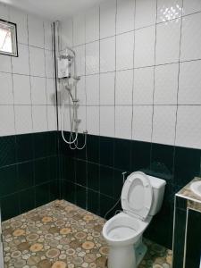 ein Badezimmer mit Toilette und Dusche in der Unterkunft ปารมีฟาร์มสเตย์ in Ban Chao Nam + 22 Fotos