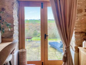 En balkon eller terrasse på The Long Barn