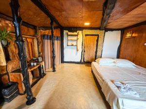 En eller flere senge i et værelse på Happybeach Sea view Cabin restaurant & beach bar + 25 billeder