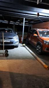 a parking garage with a car parked next to a bat at Departamento interior, con estacionamiento in Panguipulli