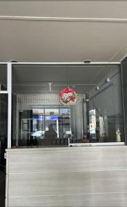 een groot glazen raam van een restaurant met een tafel bij Hotel leo in Pelotas