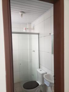 een witte badkamer met een toilet en een wastafel bij Hotel leo in Pelotas +17 foto's