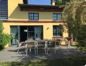 ein Tisch und Stühle vor einem Gebäude in der Unterkunft Traumhaftes Landhaus an der Ostsee in Rerik