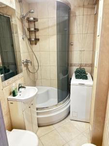 Et badeværelse på Warsaw Central Muse - 3 Rooms Apart at Grzybowska 5