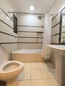 een badkamer met toilet, bad en wastafel bij صفاء المسكن in Dammam