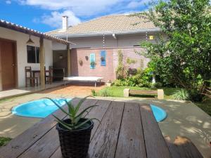 einem Holztisch mit Topfpflanze auf einer Terrasse in der Unterkunft Pousada Canto das Estrelas in Chapada dos Guimarães