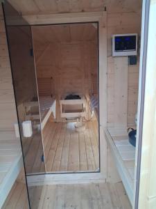 een binnenzicht op een sauna bij Ferienhaus Ostseeglück Neukirchen in Neukirchen