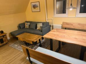 博尔库姆Ferienhaus Fehlhaber的客厅里有一张沙发和一张桌子。