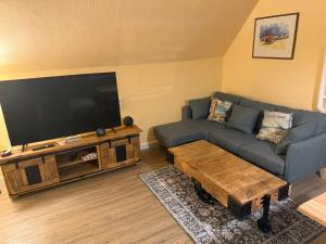 博尔库姆Ferienhaus Fehlhaber的配有沙发和平板电视的客厅
