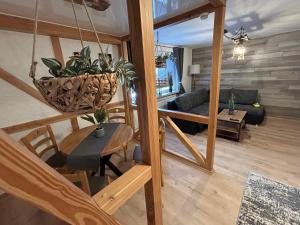 een woonkamer met een tafel en een bank bij Haus Harzlich in Braunlage