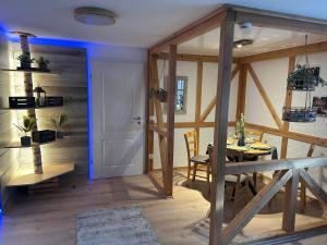 een eetkamer met een tafel en een witte deur bij Haus Harzlich in Braunlage