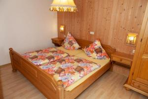 a bedroom with a bed in a room at Hauser Hof Grübl in Waldkirchen