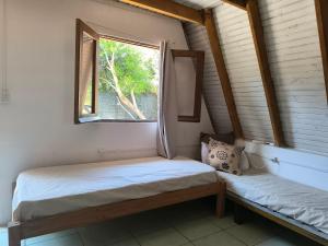 een slaapkamer met twee bedden en een raam bij Per a Tu in Punta del Este