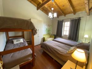 een slaapkamer met twee stapelbedden en een bureau bij La Justina Hostel in Bariloche