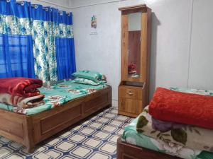 En eller flere senge i et værelse på Ekaanta Aabhaas homestay