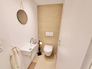 Et badeværelse på Moderne Ferienwohnung im Herzen von Wolfurt