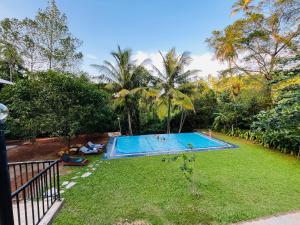 een afbeelding van een zwembad in een tuin bij Chitra Ayurveda in Bentota