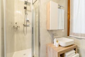 a bathroom with a sink and a shower at Ipin Home in Mestre