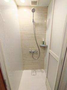 bagno con doccia e soffione di Nemurupa Garden Hostel & Yoga a Narita