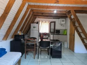 een keuken met een tafel en een eetkamer bij Per a Tu in Punta del Este +11 foto's