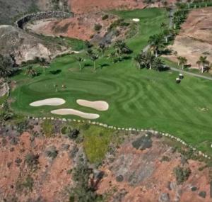 eine Luftansicht eines Golfplatzes auf einem Berg in der Unterkunft Meloneras Maspalomas Pasito Blanco in Pasito Blanco