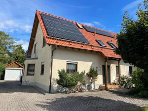 een huis met zonnepanelen op het dak bij Ferienwohnung Herbsleben in Herbsleben