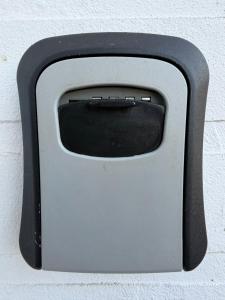 een zwart-grijze tv die aan de muur is bevestigd bij SPOKO Chatka in Rypin