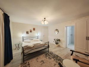 een slaapkamer met een bed, een tafel en een stoel bij Zodia Craiului in Peştera