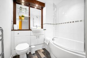 Et badeværelse på Stylish Two Bed Apartment - City Centre - Smart Tv - Parking 201MH