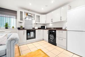 Køkken eller tekøkken på Stylish Two Bed Apartment - City Centre - Smart Tv - Parking 201MH