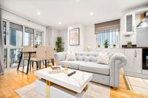 Et opholdsområde på Stylish Two Bed Apartment - City Centre - Smart Tv - Parking 201MH