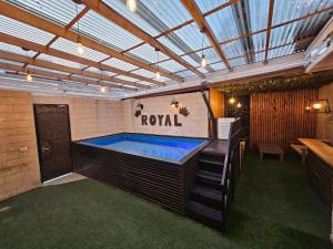 Bazén v ubytování פאטה מורגנה רויאל - מתחם פרטי עם בריכה פרטית nebo v jeho okolí