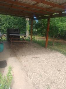 einen Picknicktisch unter einem Pavillon mit einem Picknicktisch in der Unterkunft Depto Calamuchita Rumipal in Villa Rumipal