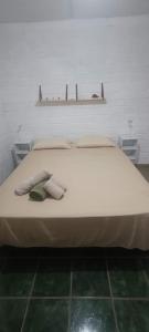 un letto bianco con due asciugamani sopra in una stanza di La foca da Croa a Goiana