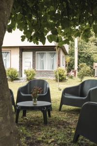 twee zwarte stoelen en een tafel met bloemen erop bij Casa de Buda Chapadmalal in Chapadmalal