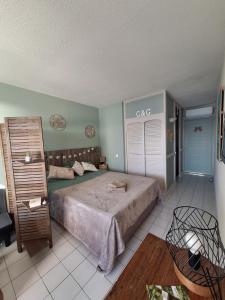 En eller flere senge i et værelse på Pause tropicale + 18 billeder