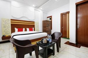 En eller flere senge i et værelse på Hotel Sawera Heritage Comfort Residency- Free Parking & Restaurant and Lift Facilities - Fully #Air Conditioning - A Top Rated Hotel! + 4 billeder