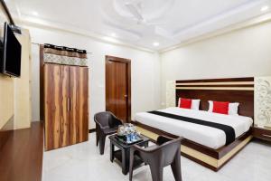 En eller flere senge i et værelse på Hotel Sawera Heritage Comfort Residency- Free Parking & Restaurant and Lift Facilities - Fully #Air Conditioning - A Top Rated Hotel!