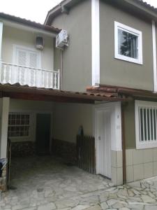 una casa con balcone e patio di Pousada Jasmim Paraty a Parati