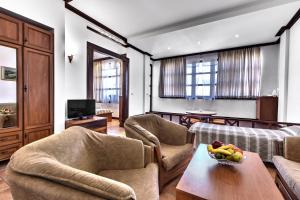 een woonkamer met banken en een tafel met een fruitschaal bij Спа Хотел Орфей in Devin