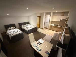 een kleine kamer met 2 bedden en een tafel bij Ninkovic in Trebinje