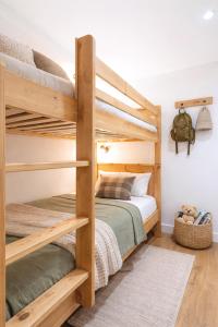 een kamer met 2 stapelbedden bij Appartements dans le Chalet Nessa - Combloux in Combloux