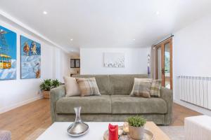 een woonkamer met een bank en een tafel bij Appartements dans le Chalet Nessa - Combloux in Combloux