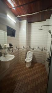 Tân PhúCoco Retreat的带马桶和水槽的浴室