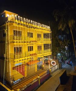 卡兰古特Villa platinum 4 BHK Calangute的黄楼晚上点亮