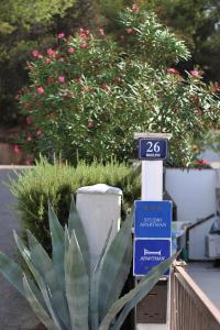 una señal en un poste junto a una planta en Villa Bianca, en Trogir