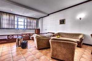een woonkamer met twee banken en een koffer bij Спа Хотел Орфей in Devin