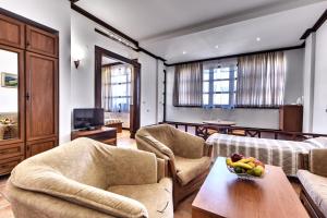 een woonkamer met banken en een fruitschaal op een tafel bij Спа Хотел Орфей in Devin