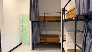 een kamer met twee stapelbedden in een kamer bij Summer of Surf Hostel Ungasan Uluwatu in Jimbaran +50 foto's