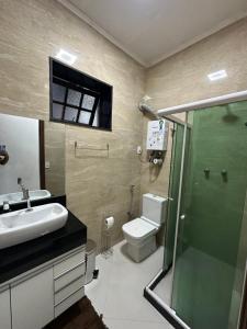un bagno con wc, lavandino e doccia di Rio Waves Hostel Copacabana a Rio de Janeiro